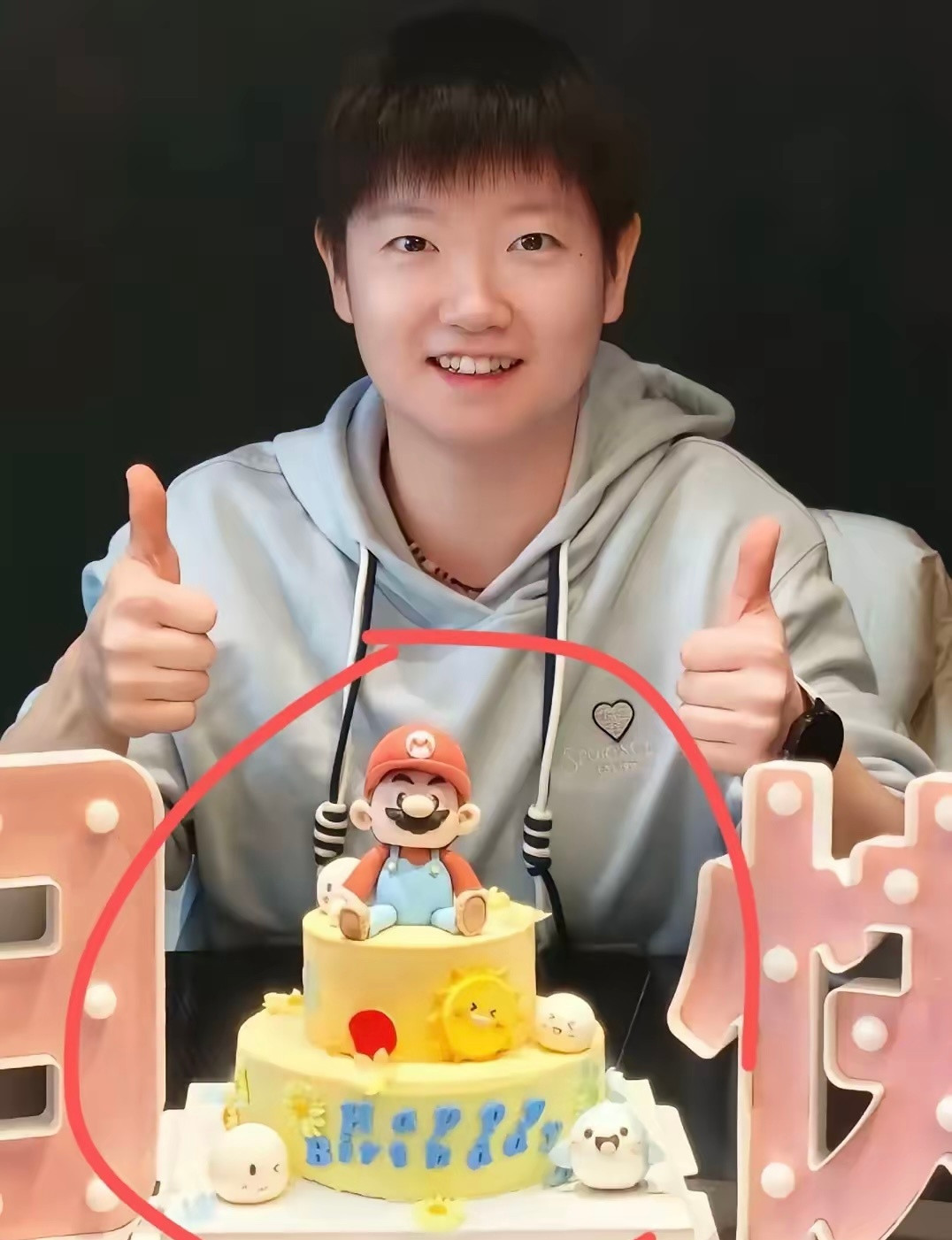 破案了！难怪莎莎这么高兴，笑容藏都藏不住，不细看还没发现，原来她眼前的这个蛋糕是