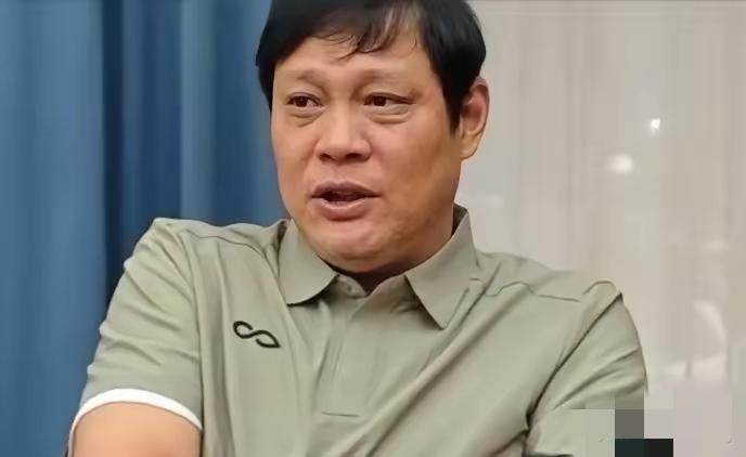“你们懂个屁！”范大将军这一嗓子，真把国内青训圈的遮羞布扯下来了。董路带着足球