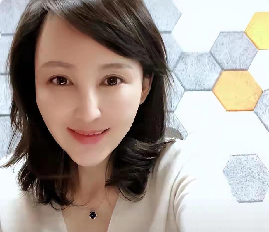 19岁私奔裸婚！住地下室连生3胎，被导演丈夫用7部剧捧成收视女王娱