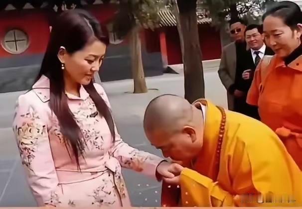 释永信亲吻李湘手的画面，这让李湘很尴尬。​李湘为何尴尬？因为她根本没想到，少林