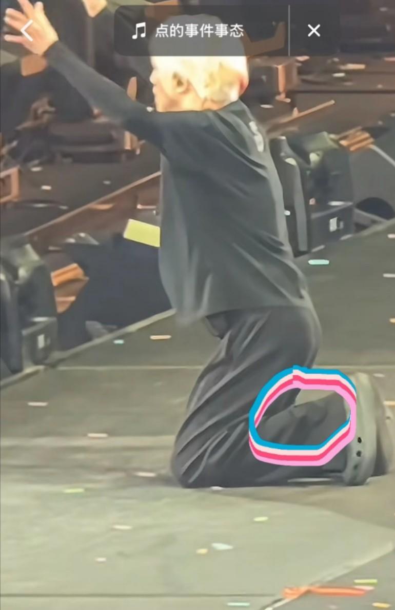 歌友会这种场合穿洞洞鞋吗，不可思议，演唱会上的所有举动都像是在求救他比的那个9