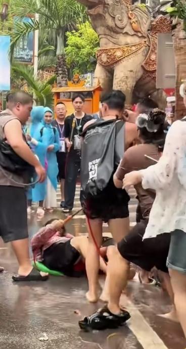 “别打了！”西双版纳泼水节一幕，原本一场喜庆吉祥的节日，结果倒好，成了舞林争