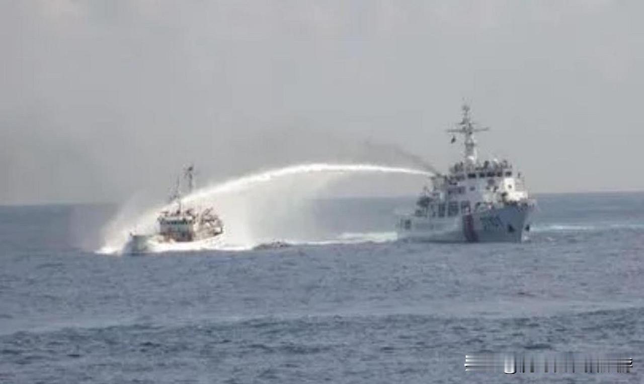 黄岩岛对峙：菲船被水炮打白旗，为何不反击？中国这招太绝近日，中国海警在黄岩岛