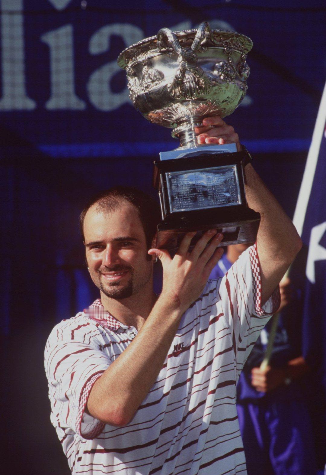 美好「网」事1995年，阿加西首次出战澳网便一举夺冠，随后又在ATP迈阿密大师赛