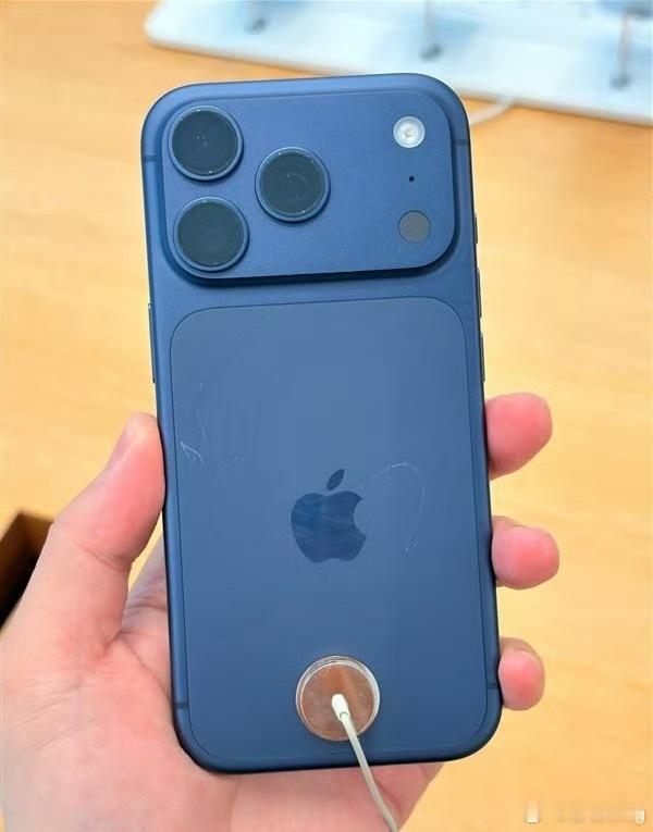 iPhone17Pro线下展出真机已满身划痕每年都有这样的新闻，新iPhone上