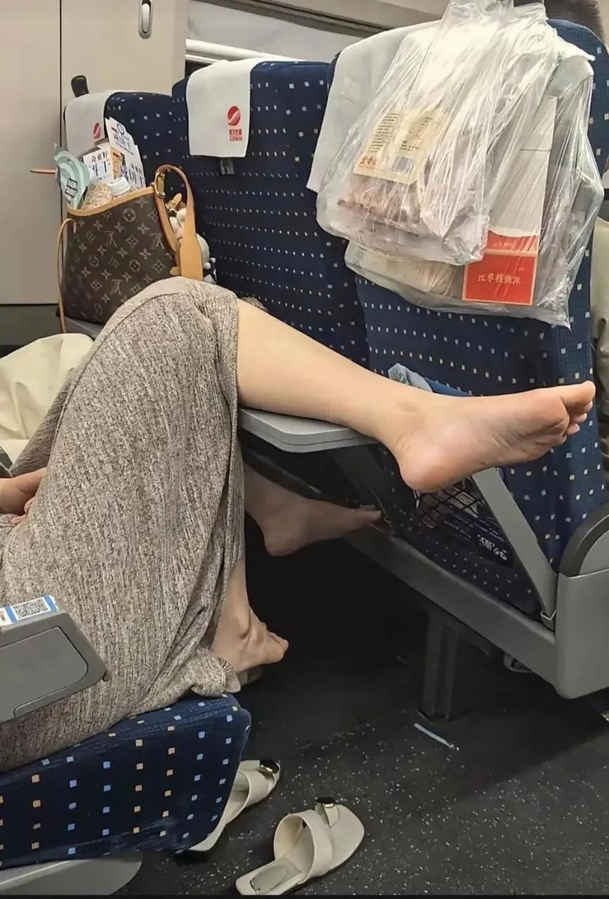 刷到火车上脱鞋的照片，又让我想起那些闹心事儿。之前有网友吐槽高铁上有人把脚放小桌