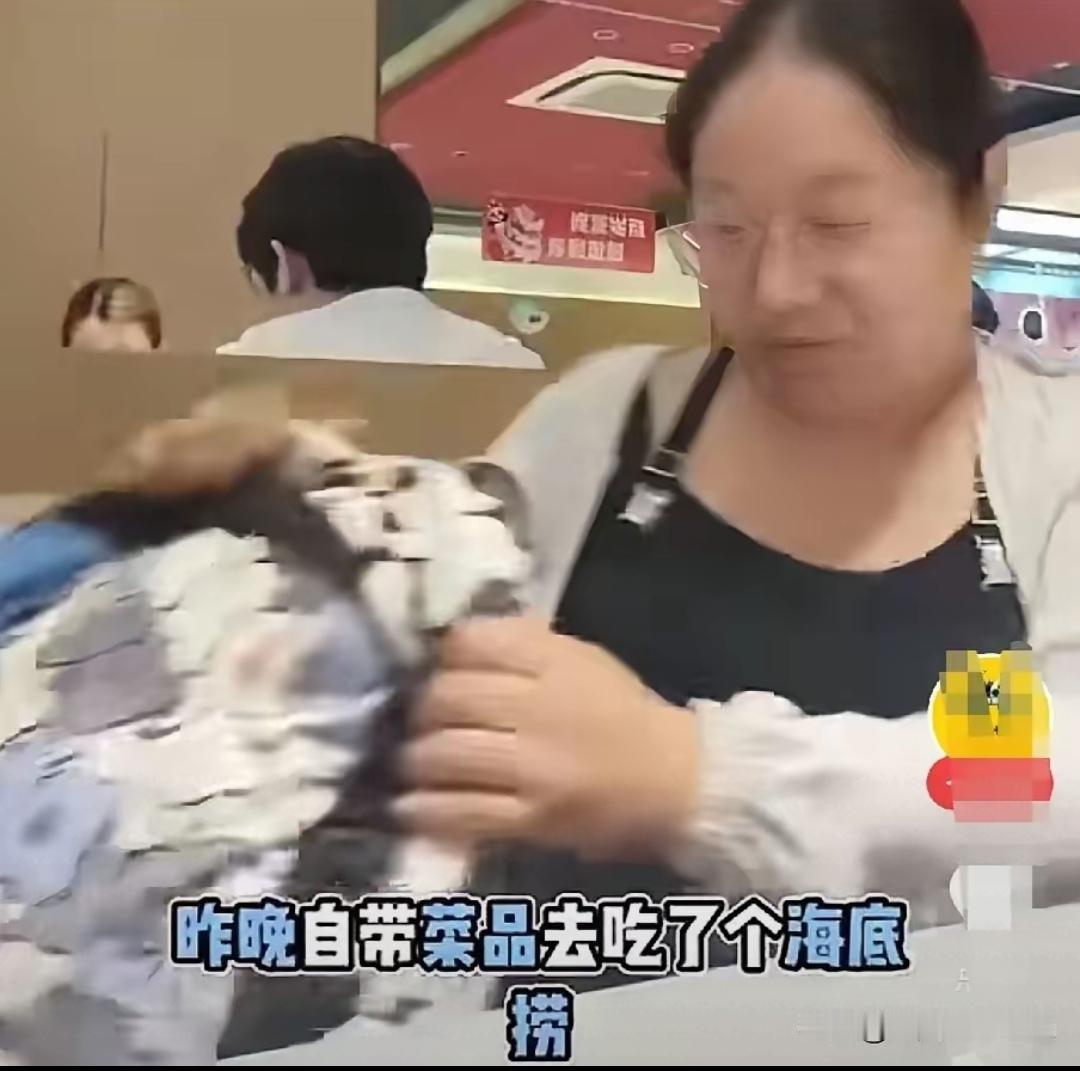 女士自带食材，去高档火锅店。亏大发了！吃火锅很多人都喜欢，不只是一顿
