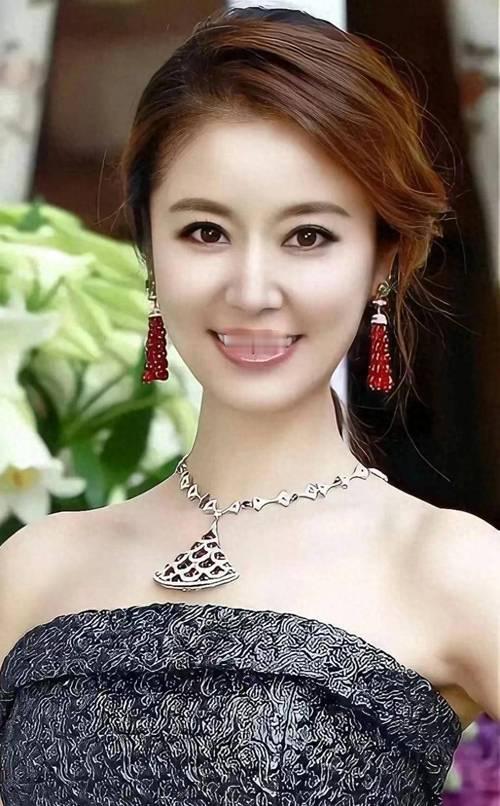林心如的美是很有辨识度的中式温婉，眼尾带点天然的柔钩，笑起来时梨涡浅陷，既有少女