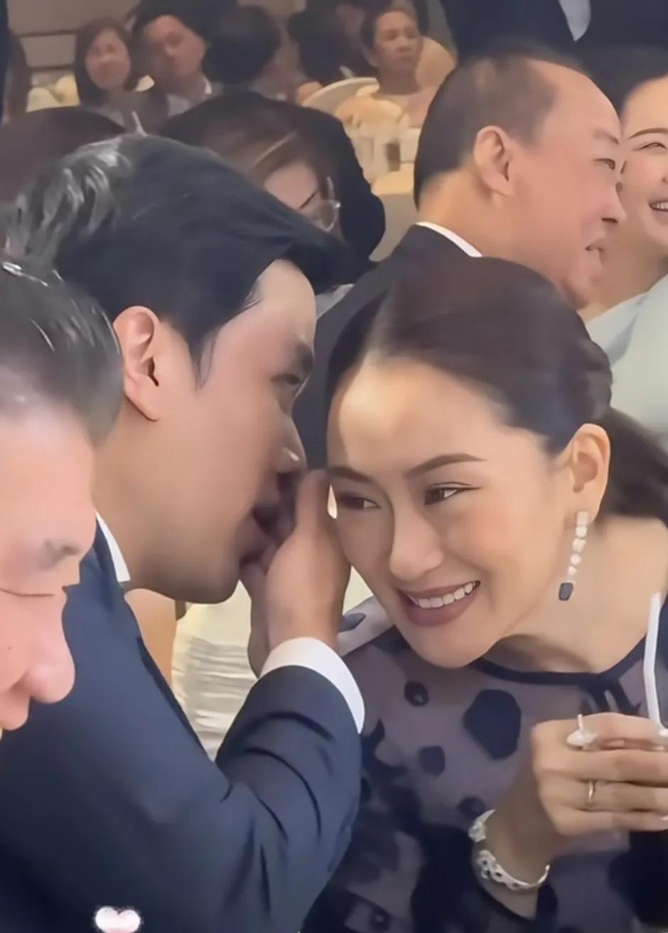 爱无需表白，就在眼神里：5月20日，佩通坦和老公一起出席活动，夫妻恩爱和谐羡煞人