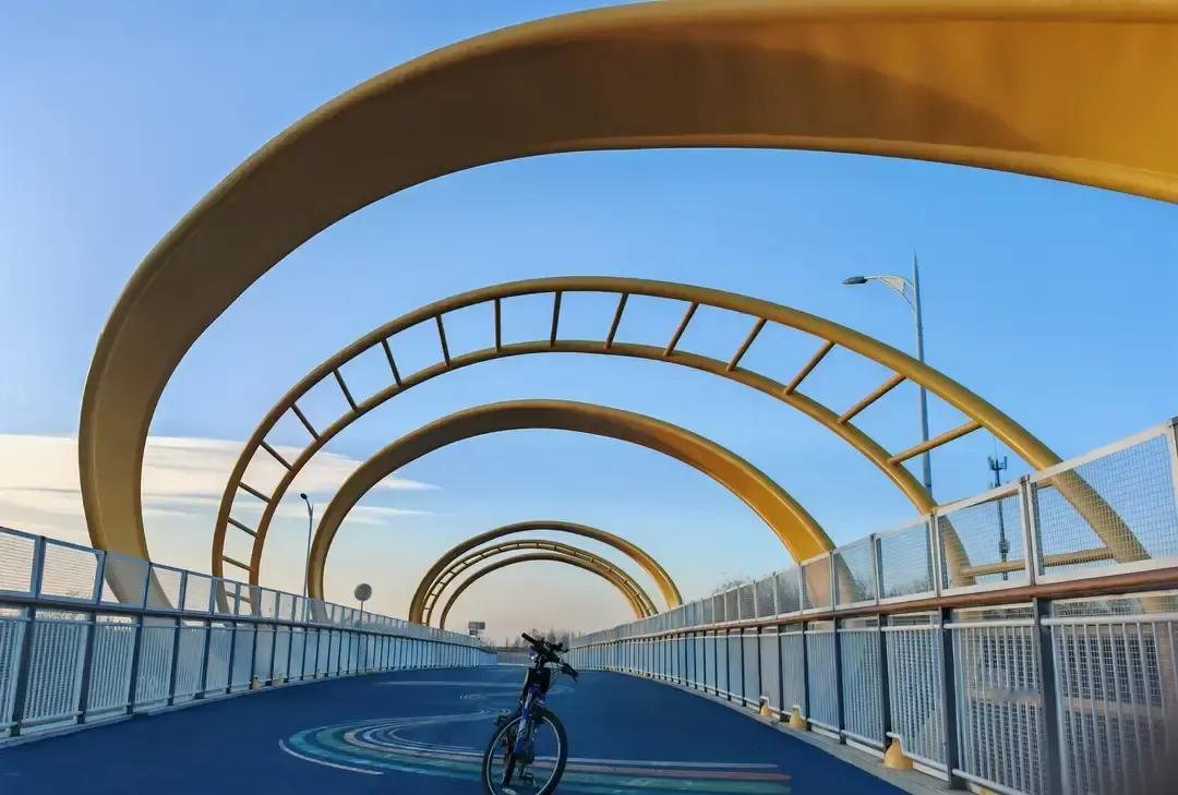 石家庄环城绿道西线终于要在12月10日全线通车。我昨晚刷到转体桥合拢的视频，9