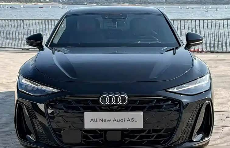 3.0TV6回归全新奥迪A6L最近汽车圈又被一台德系豪华轿车刷屏了。有网友在街