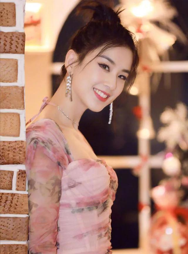 黄圣依妈妈从上海搬到北京，给女儿家看了10年孩子，换尿布辅导作业，只是女婿和外孙