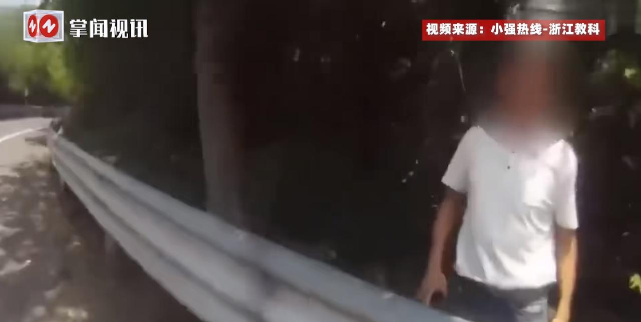 “这下后悔了吧！”近日，浙江湖州，一男子开着奔驰车在高速上行驶，谁知突然因故障抛