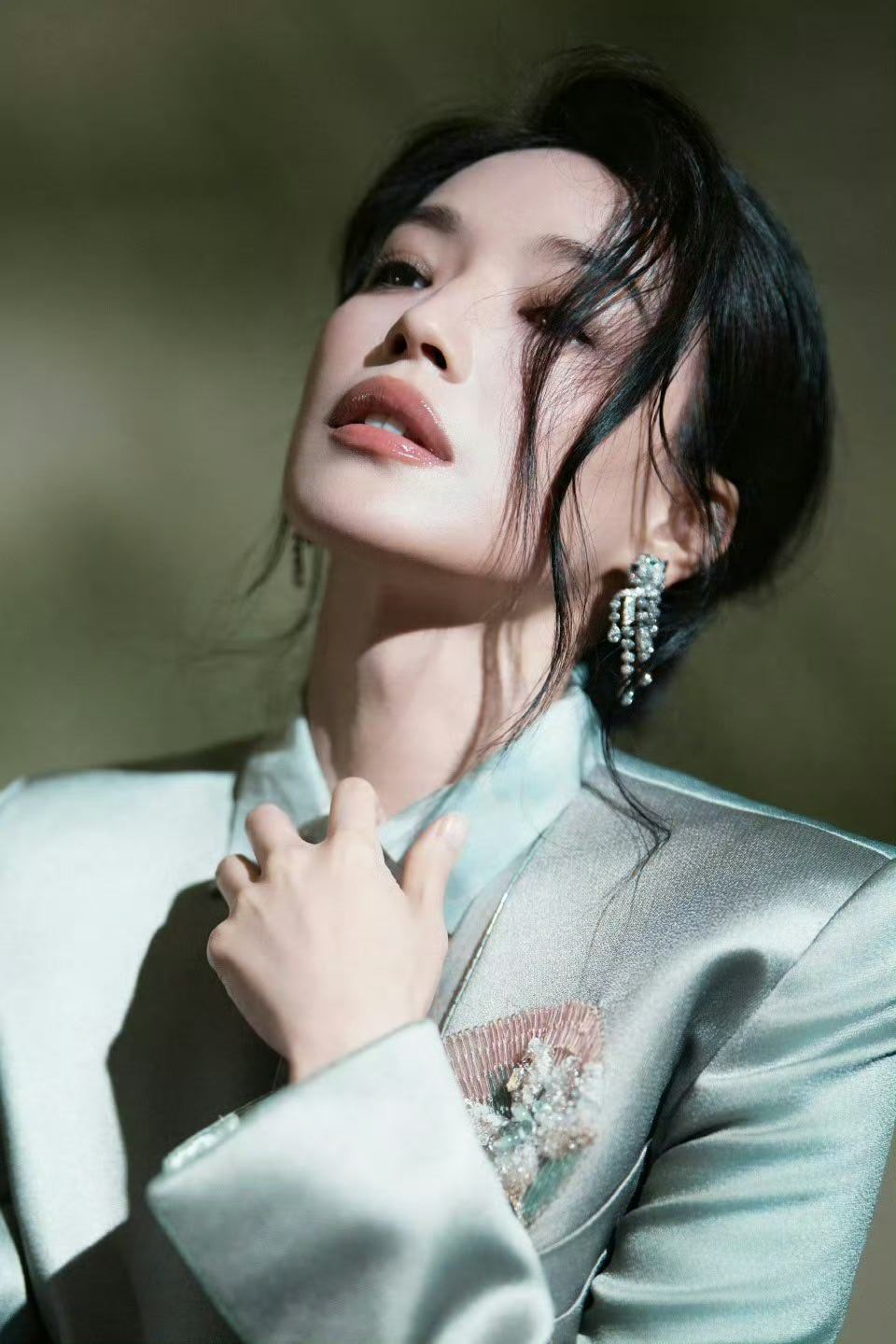 舒淇顶级高定首穿舒淇真的太绝了！在第十六届北京国际电影节开幕上，她全球首穿A