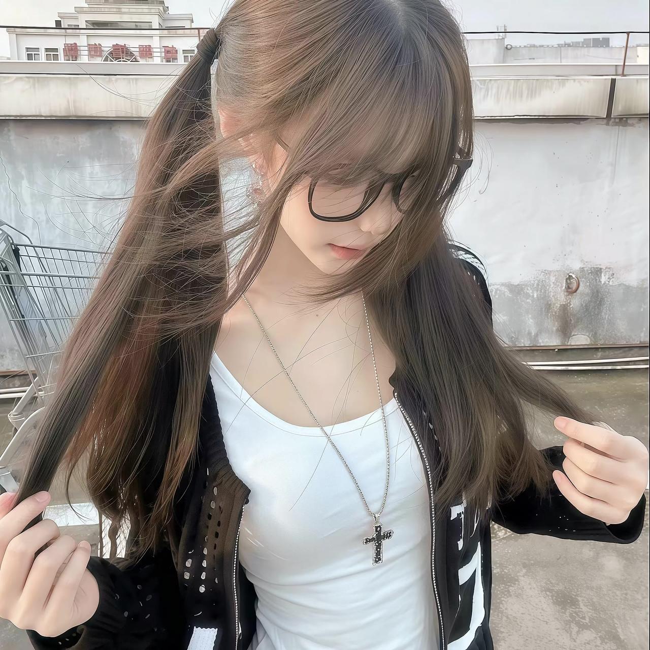 不需要过多的修饰，搭配这朦胧的暖光，瞬间拉满了氛围感。她的眼神清澈又带着一丝慵