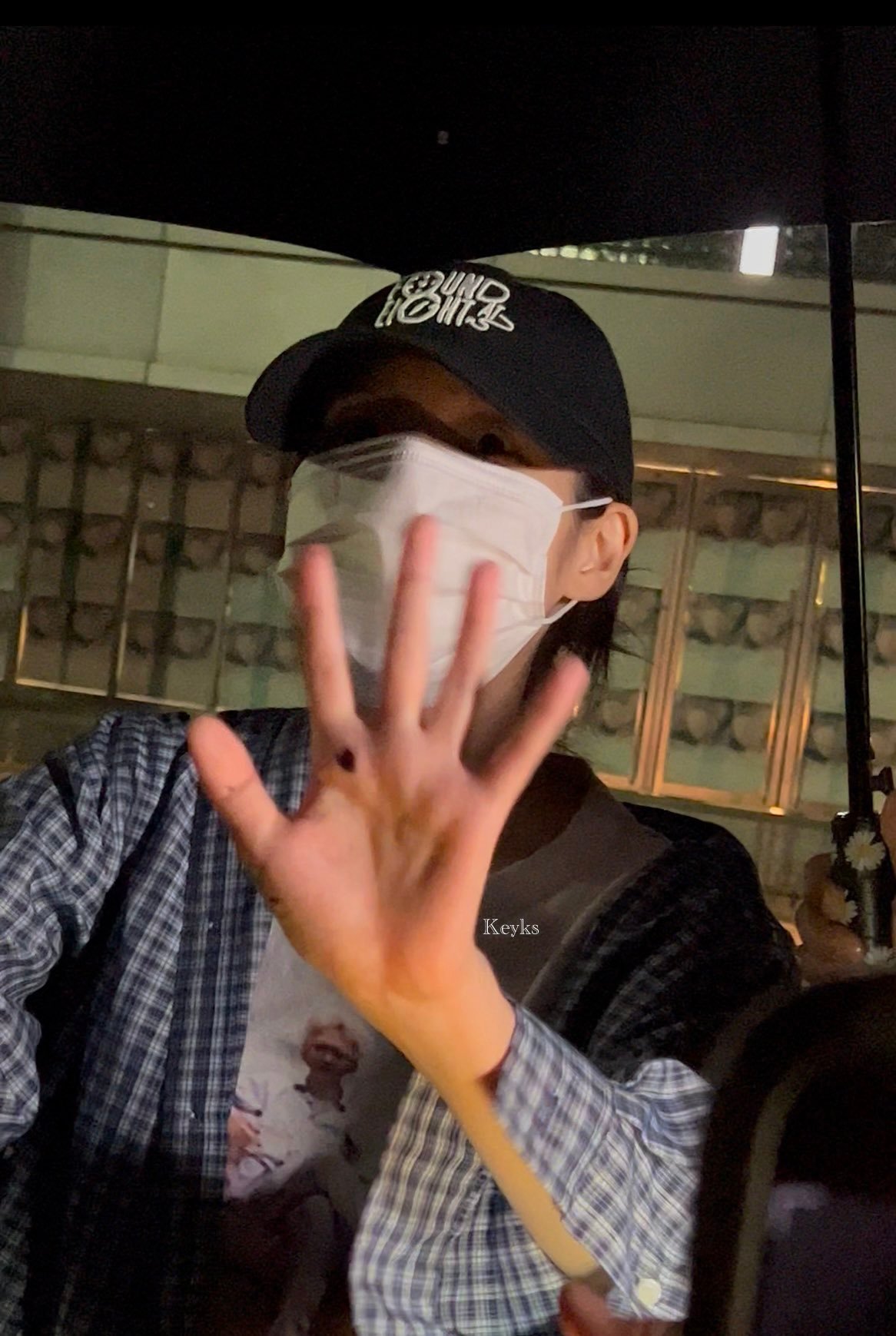 穿的T恤是AKMU李灿赫的周边​​​
