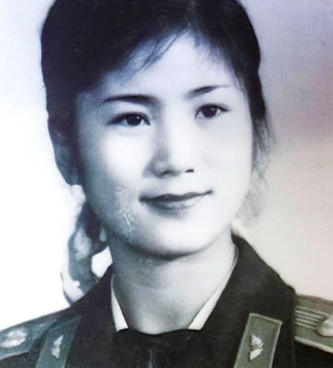 1973年深秋的北京中南海，外交部助理王海容正整理文件时，突然收到一封署名