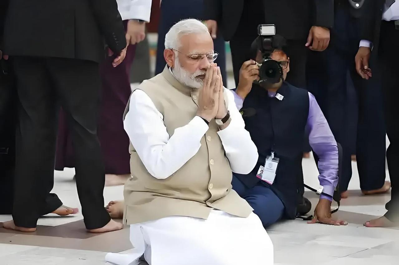 莫迪跪了！据路透社报道，7月31日，印度国有四大炼厂——IndiaOil、H