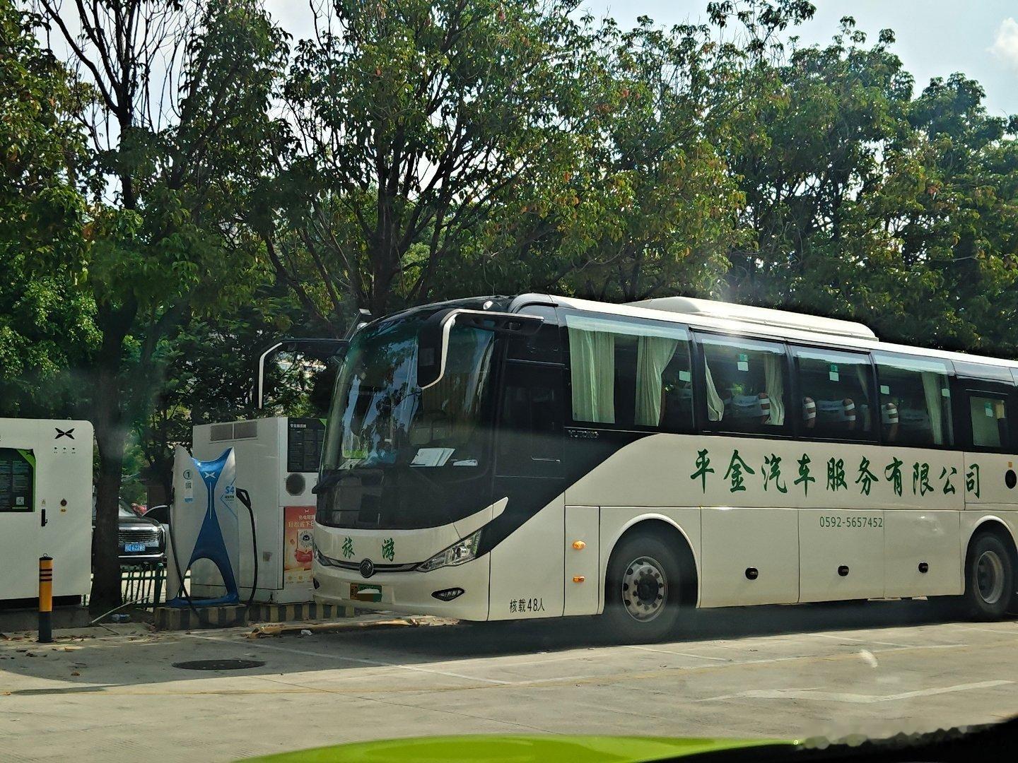 一辆大巴横在充电桩前面，不知道是不是在充电，这P5想充电都进不去！​​​