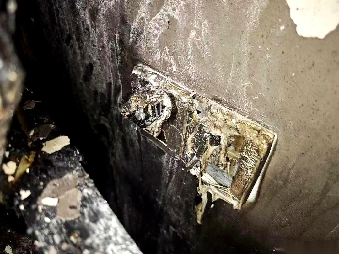 我刚才摸了一下床头的充电线头，后背直接出了一层白毛汗。谁懂啊，平时再顺手不过的