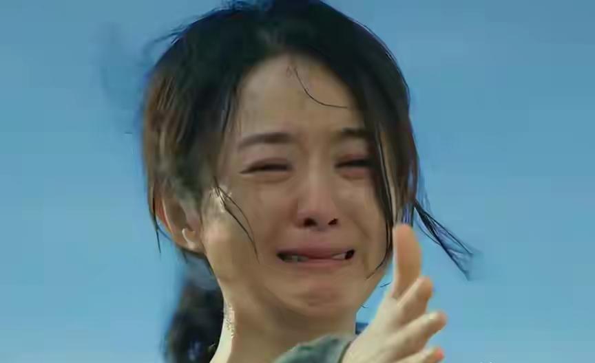 赵丽颖片场一个眼神。杨幂片外一堆动作。张艺谋新片上映当晚，这两个名字冲上热搜