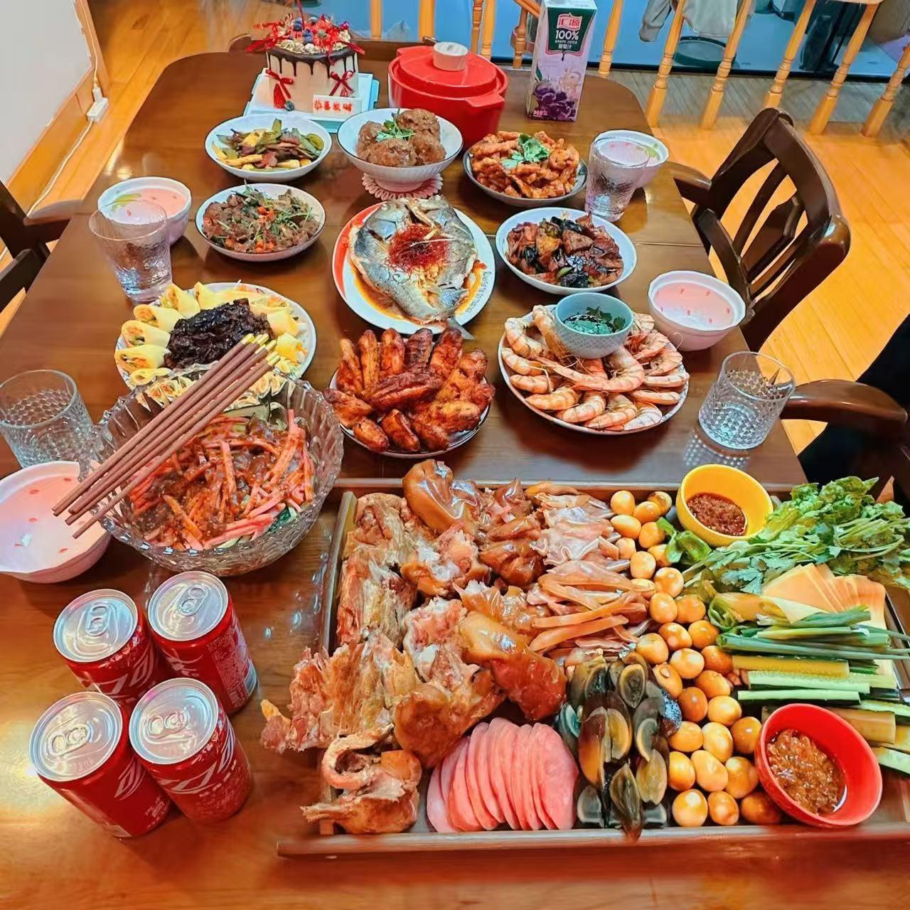 每次回娘家，我妈和我弟媳就往沙发上一坐，嗑瓜子看电视，等着我做饭洗碗。我实在