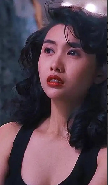 1997年邱淑贞和王晶分手后，转身嫁给了身家百亿的沈嘉伟。结果结婚当天，沈嘉伟正