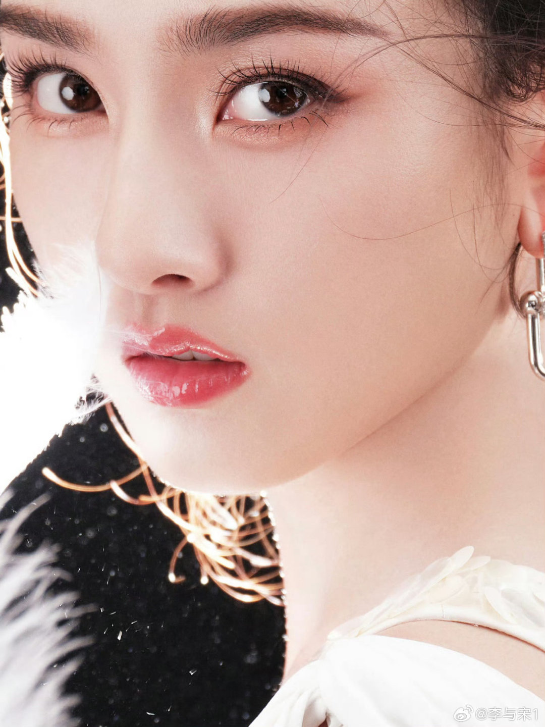 #宋祖儿##宋祖儿#好美的祖儿，看一眼就被迷住啦🥰大家觉得这张氛围感图片怎么样？​