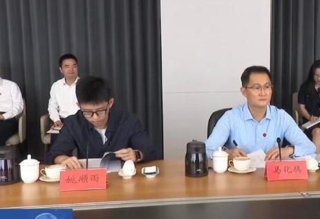 马化腾罕见露面，旁边的人更厉害！！10月8日，广东新闻镜头里，55岁的马化腾旁