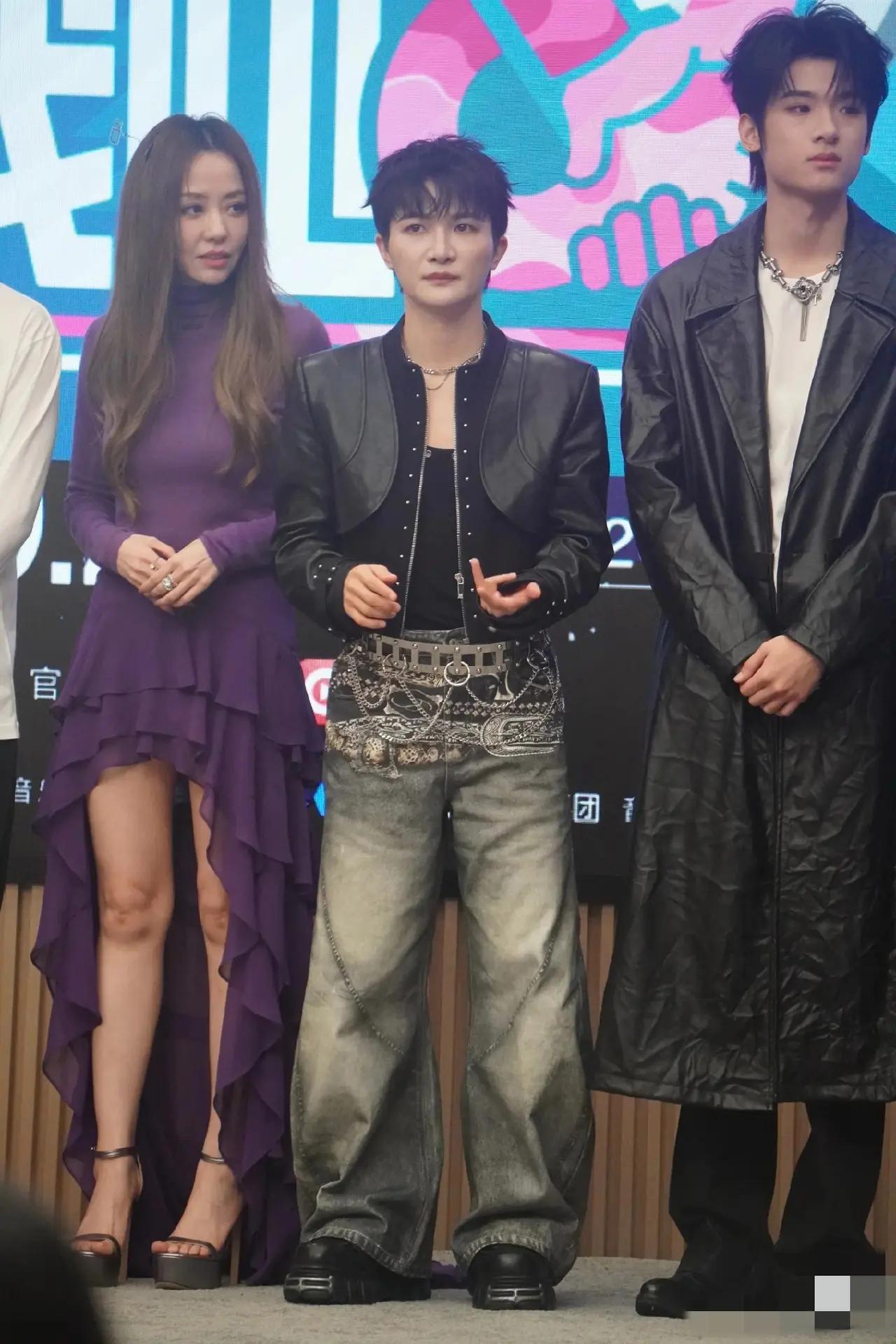 周深，要是不穿这防水台鞋子得有多高。