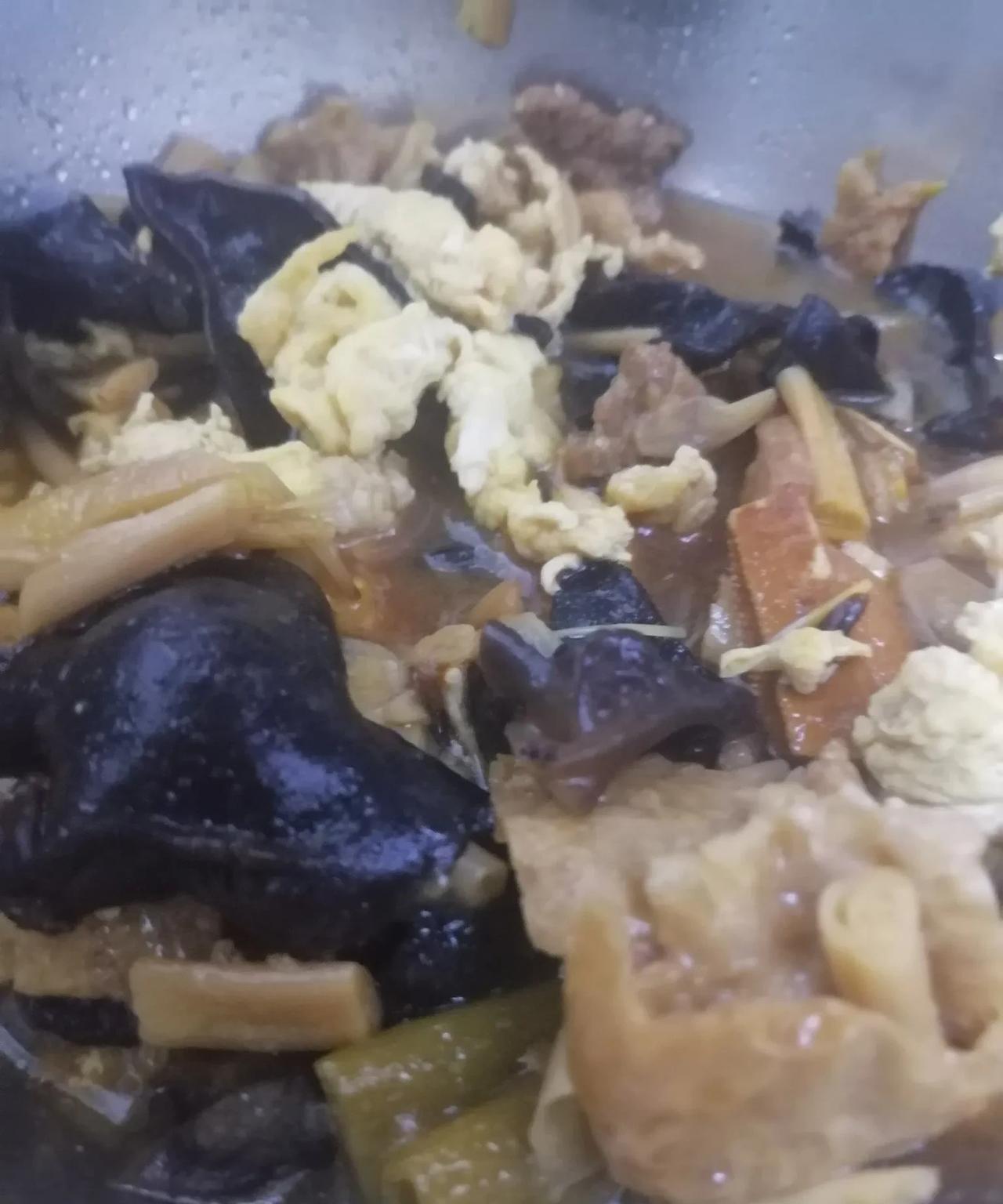 早晨不到五点，我自己吃完了两碗剩捞面，吃完了，才有点儿后怕，怕自己撑着，赶紧出门