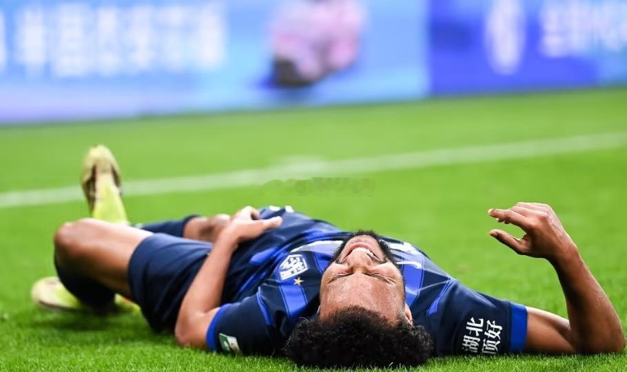 武汉三镇官方：贝维斯右股二头肌损伤预计缺阵2至3周贝维斯伤缺2-3周，对三镇来