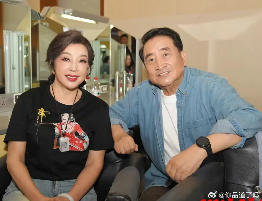 刘晓庆i晒和姜昆i合影，老友相见非常激动！她俩是第一届春晚的主持人，那时候两个人