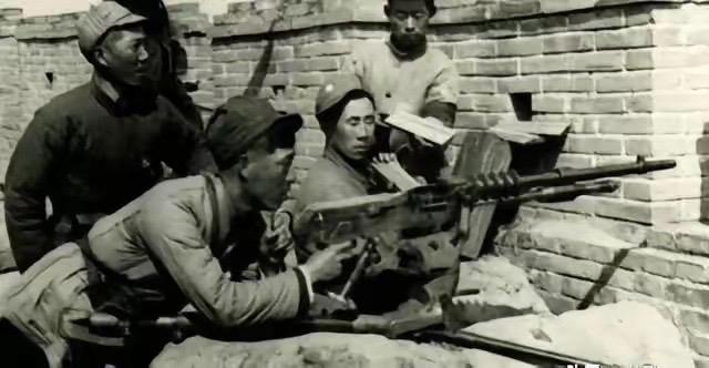 1939年，鲁雨亭率领900多名新四军，包围了大房庄据点里面的40多名日军。日军