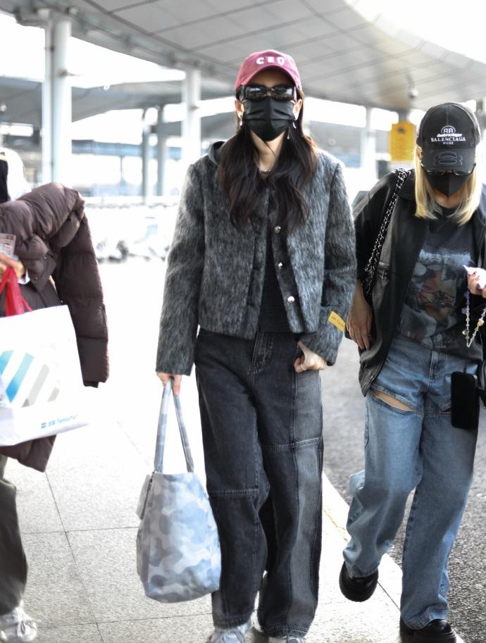 今天于文文现身上海机场，她这回搭配的很有潮流时尚感，看起来也特别的显年轻。于