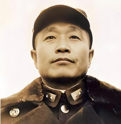 1948年冬，杜聿明部下擒获7名解放军，他随即签令：原地击毙，副参谋长冒死阻止，