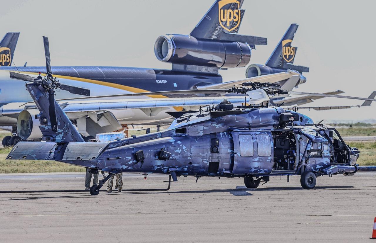 全新迷彩的第160特种作战航空团MH-60M直升机和UPS公司MD-11货机同框