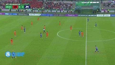 看一下日本队这个停球，你就知道为什么U23国足会输了？明明是一脚传的有点大的边路