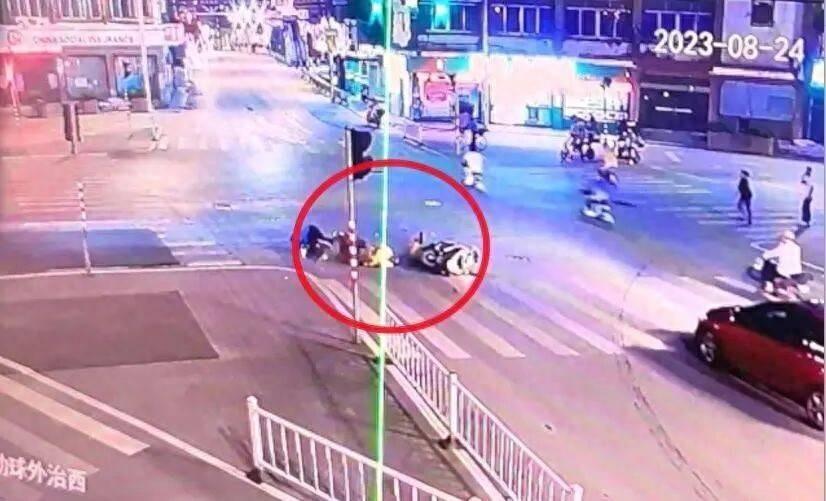 退休民警撞人案件人死债消，无辜市民民事赔偿无产可执：43万判赔缺口，难道就该受害