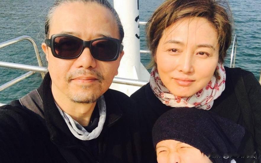 演员张延的女儿张耕梦。张延特意飞到新西兰，看望正在这边读大学的女儿，在海边码