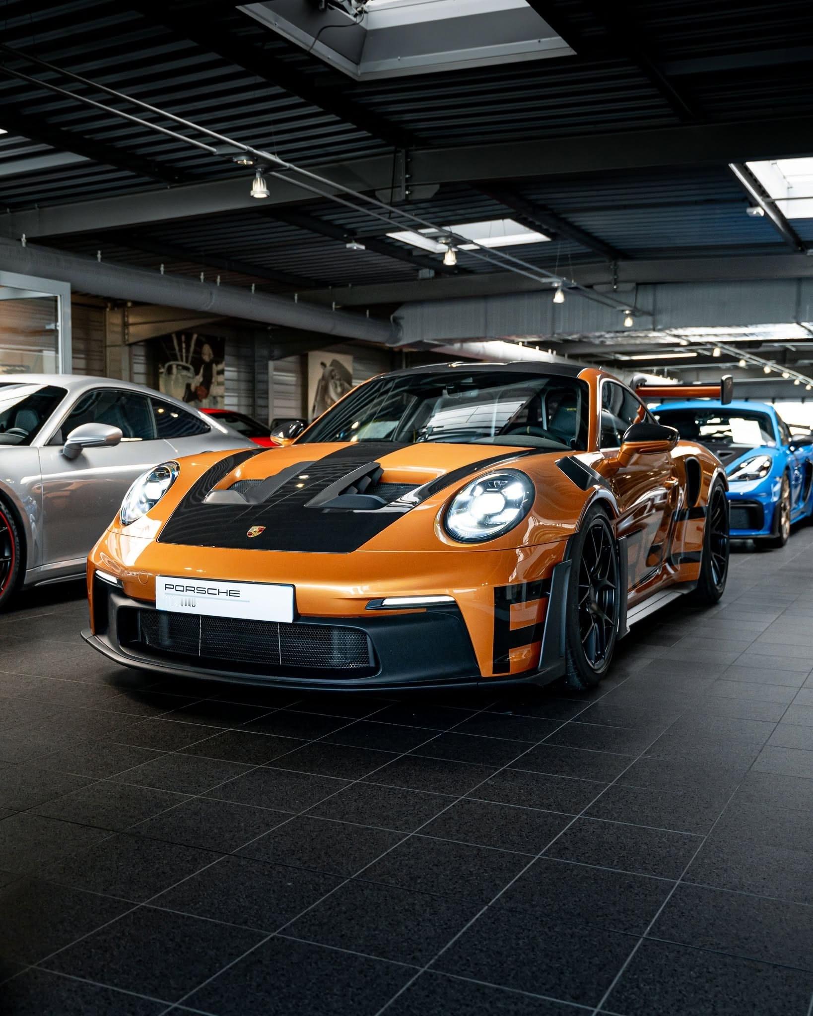 保时捷911GT3RS，车身颜色为“PainttoSample”并配备