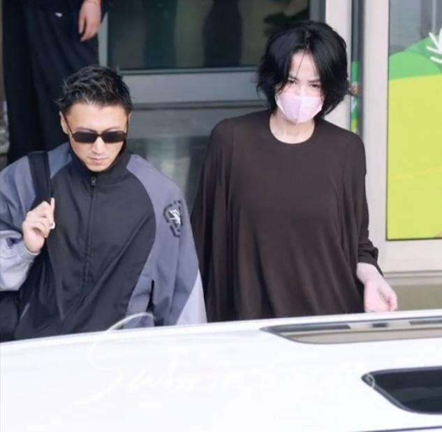 窦靖童参加《我是歌手》，王菲不去帮唱，李嫣在英国读书，她也不去陪读，56
