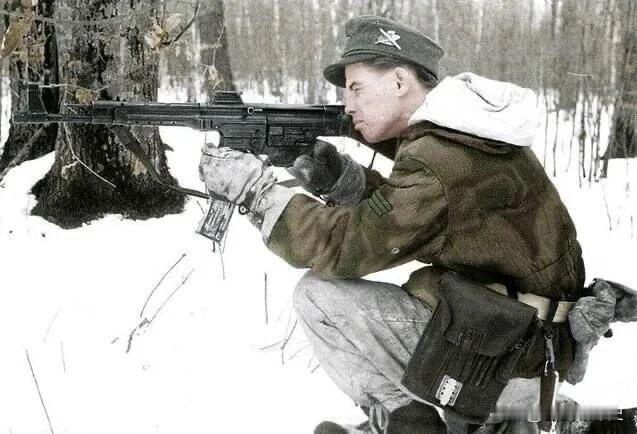 一名德军士兵手持StG-44突击步枪射击。作为世界上第一款大规模装备部队的突击步