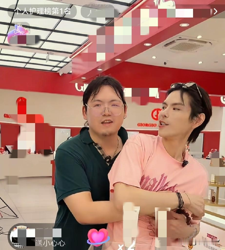 不要被向佑的外表所欺骗。昨晚向佐和向佑合体直播带货护肤品，直播间人气爆棚，在