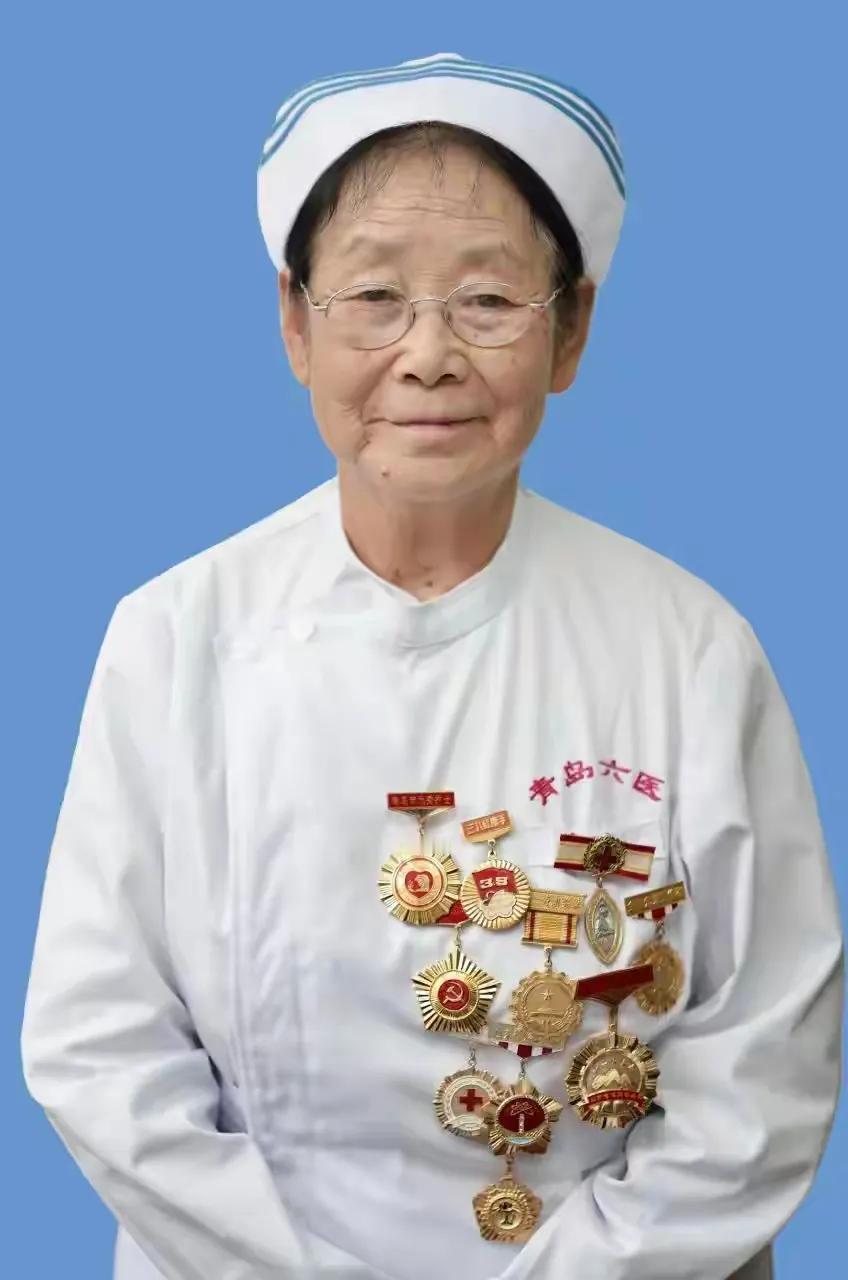 同事的老婆在总院当护士，前段时间她们医院要提拔一名护士长。她老婆说符合条件的除了