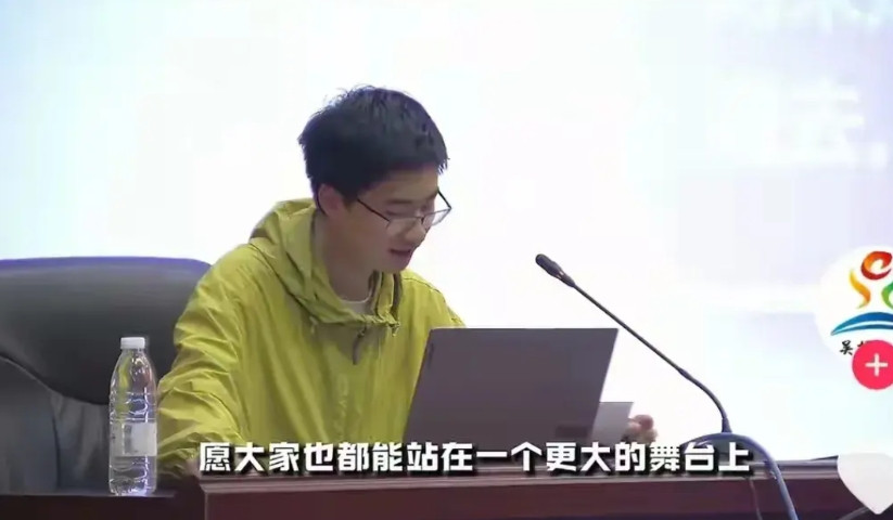 不得不说，如今庞众望的女友真的跟不上男友的步伐了，庞众望成为吴桥中学的学生代表，
