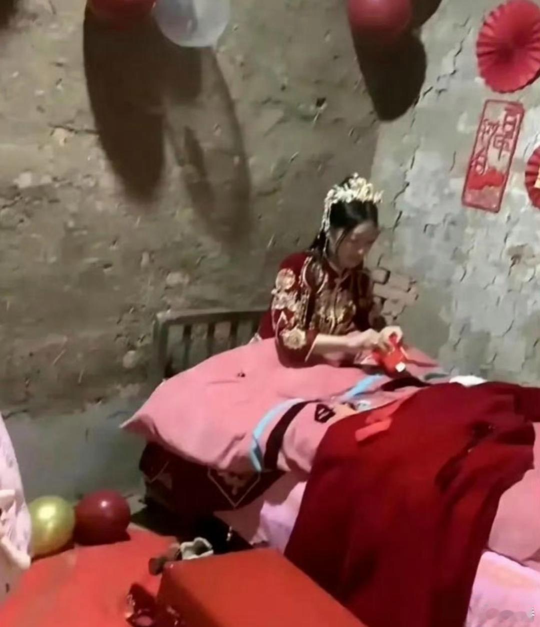 新娘的表情再看看周围的瓦砖装修，一定是嫁给了爱情。