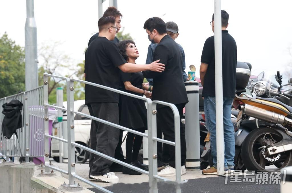 星岛：施明设灵丨黄夏蕙指施明与两位新抱关系好契仔李泳汉、李泳豪绝不会为遗产对簿公