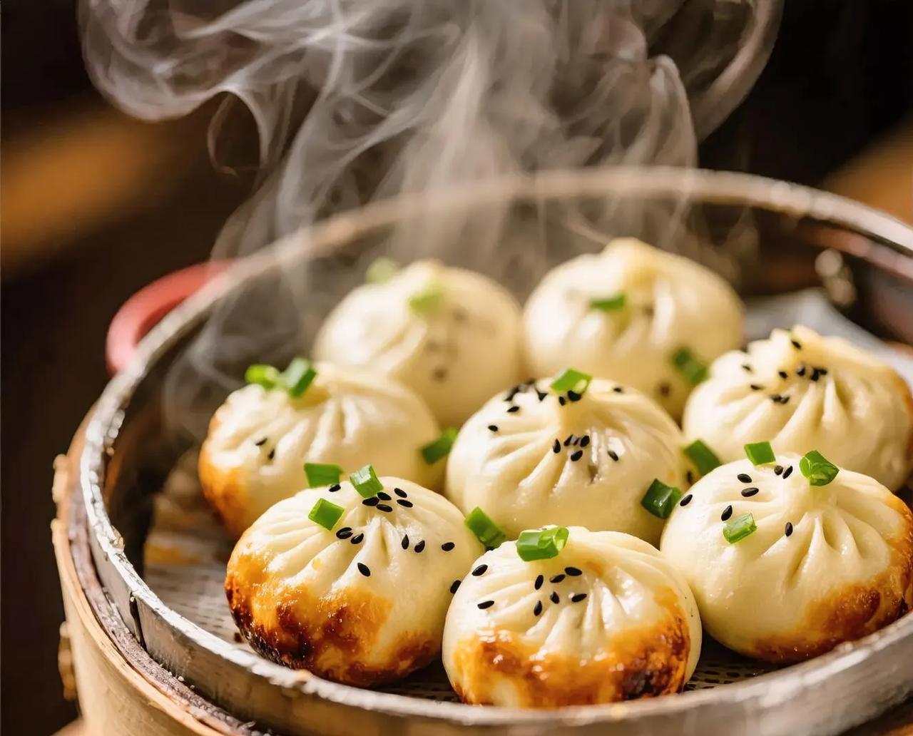 上海人喜欢吃的生煎锅贴，那外皮咬起来干硬还带点拧巴劲儿，那韧劲，说像咬着老脚皮都