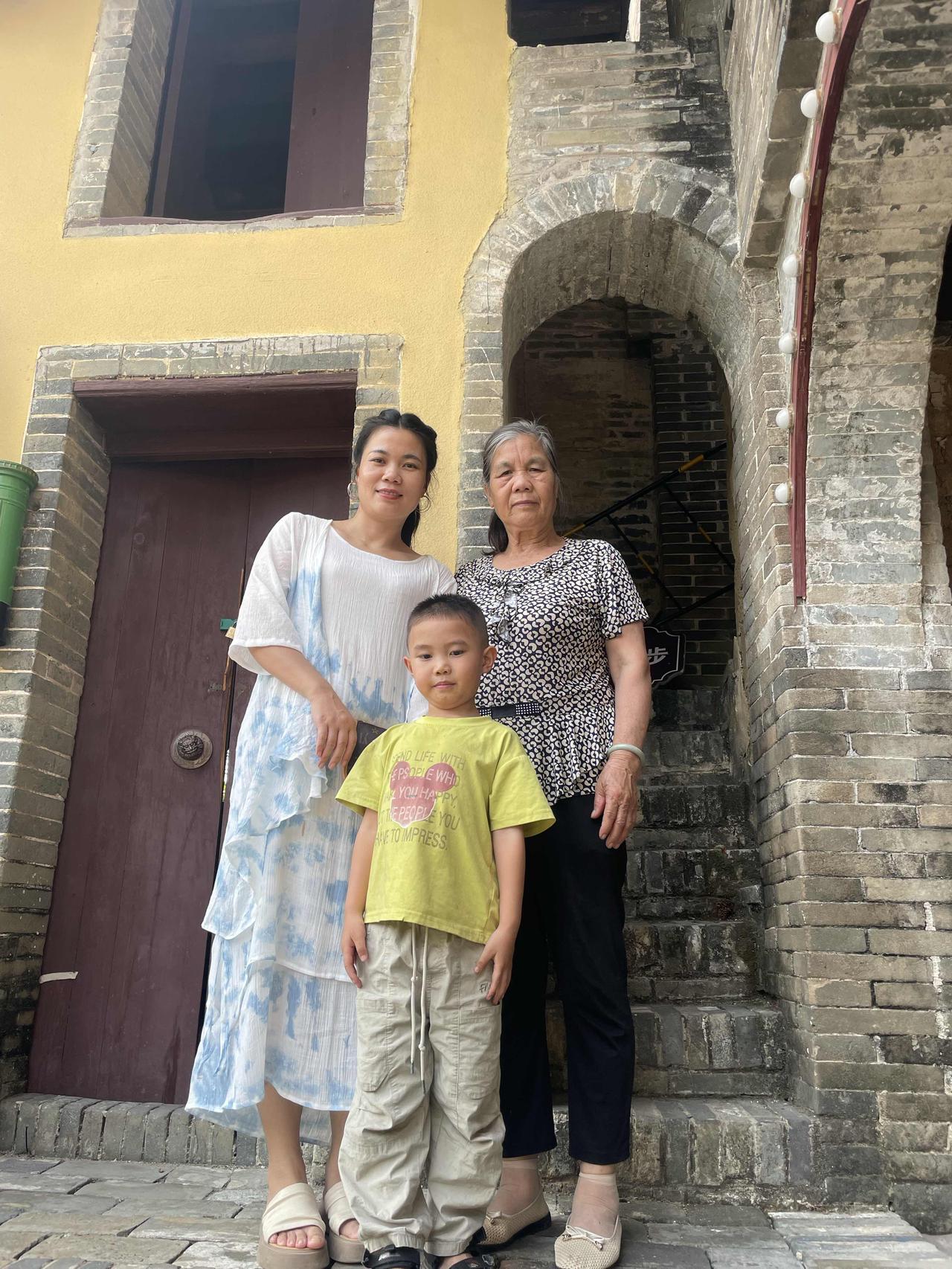 三月三我带孩子回娘家，我爸三月初四过生日。我带着三个孩子坐三个半小时的火车，买了